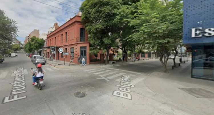 Calle Belgrano en Córdoba con señalización de corte total