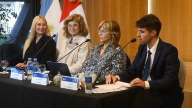 Imagen de un panel de expertos discutiendo sobre la inteligencia artificial y la ciberseguridad