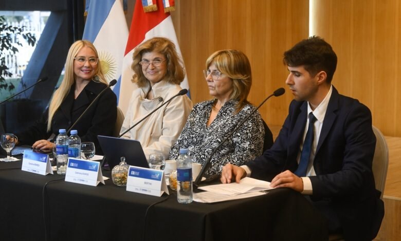 Imagen de un panel de expertos discutiendo sobre la inteligencia artificial y la ciberseguridad