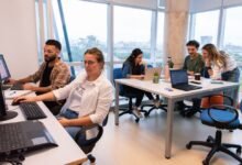 Docentes y referentes de la educación en una sesión de capacitación en innovación educativa