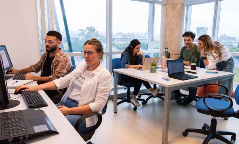 Docentes y referentes de la educación en una sesión de capacitación en innovación educativa