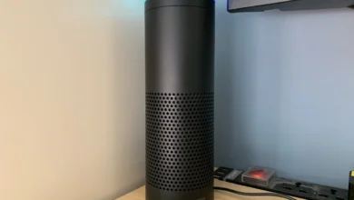 Amazon Echo original con un auricular de voz