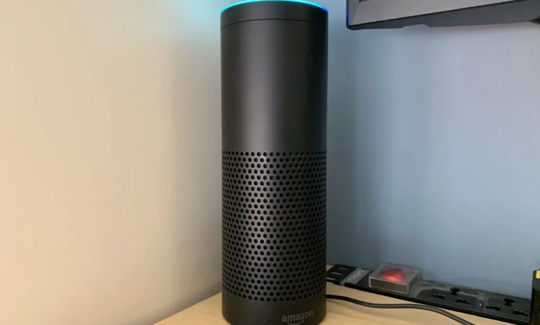 Amazon Echo original con un auricular de voz