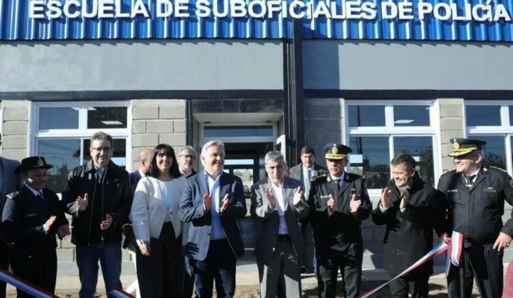 Estudiantes de la escuela de suboficiales de la Policía de Córdoba durante una ceremonia de graduación.