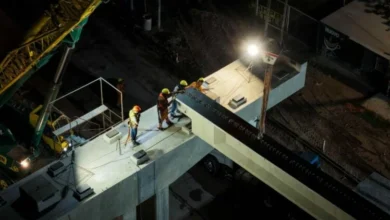 Imagen de la obra en Av. Vélez Sarsfield con grúas y trabajadores