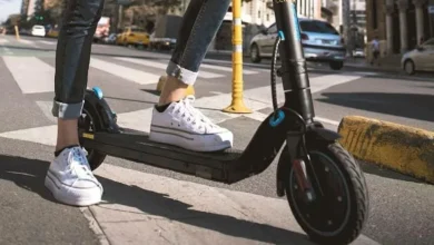 Monopatín eléctrico en la calle