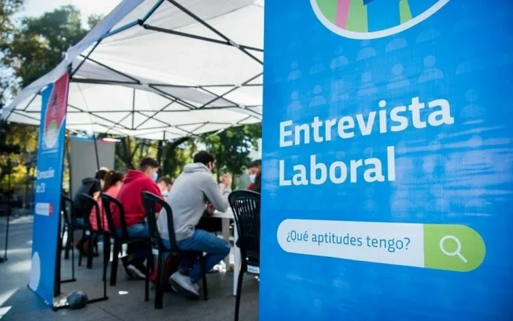 Imagen de una persona trabajando, con un fondo de una ciudad en crecimiento