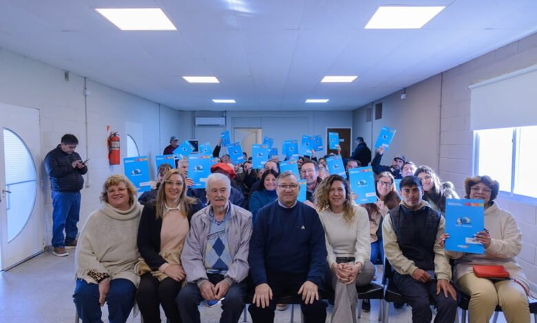 Familias de Bulnes celebran la entrega de escrituras de sus hogares