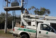 Imagen de un técnico de la Epec trabajando en una línea de distribución de media tensión