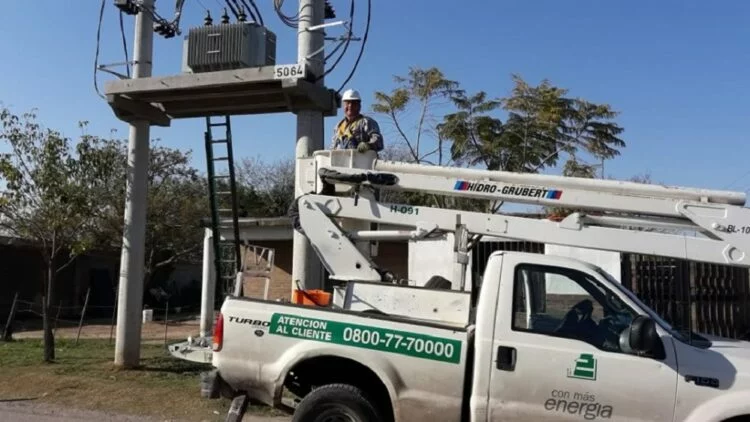 Imagen de un técnico de la Epec trabajando en una línea de distribución de media tensión