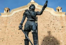 Imagen de la ciudad de Córdoba con su arquitectura colonial y su vibrante vida urbana