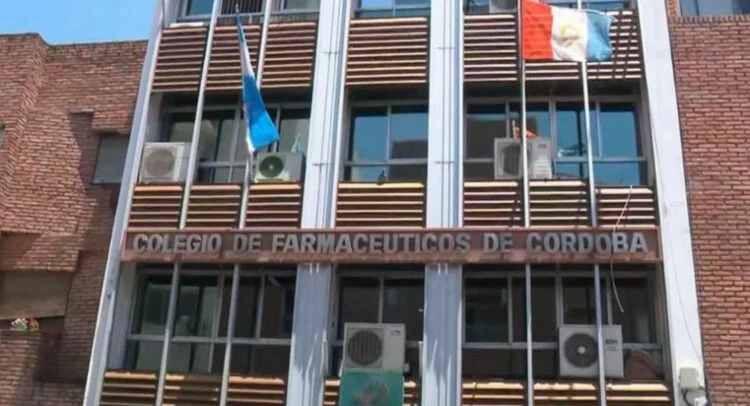 Imagen de un farmacéutico asesorando a un paciente en una farmacia