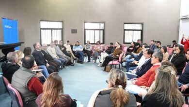 Autoridades educativas y locales reunidas en Huinca Renancó para discutir la educación en el sur de Córdoba