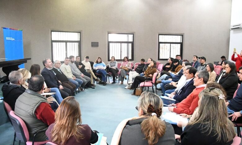 Autoridades educativas y locales reunidas en Huinca Renancó para discutir la educación en el sur de Córdoba
