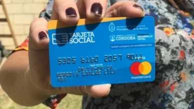 Familia cordobesa recibiendo ayuda económica a través de la Tarjeta Social