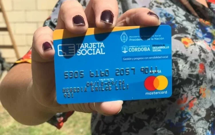 Familia cordobesa recibiendo ayuda económica a través de la Tarjeta Social