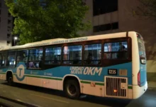 Imagen de un colectivo vacío en la ciudad de Córdoba