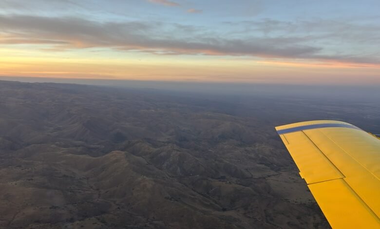 Avión de vigilancia aérea sobrevolando áreas de riesgo de incendios forestales en Córdoba