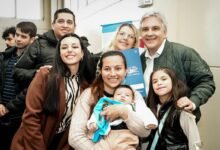 Familias cordobesas recibiendo escrituras gratuitas de sus viviendas