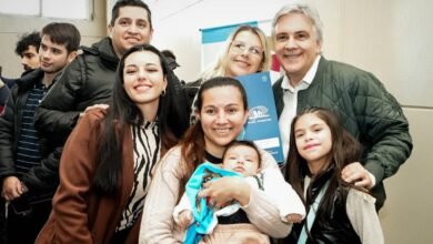 Familias cordobesas recibiendo escrituras gratuitas de sus viviendas