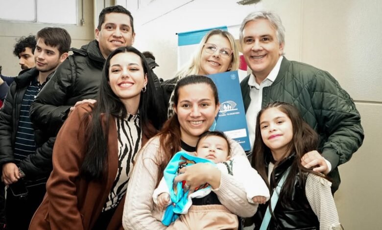 Familias cordobesas recibiendo escrituras gratuitas de sus viviendas