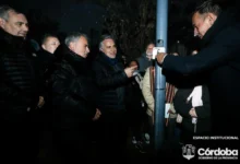 Imagen de la iluminación nocturna de la Plaza Soldado Aeronáutico en el Barrio Parque Jorge Newbery