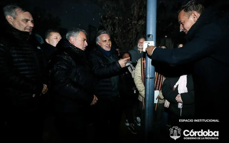 Imagen de la iluminación nocturna de la Plaza Soldado Aeronáutico en el Barrio Parque Jorge Newbery
