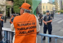 Jubilados y sindicalistas marchando juntos en la calle