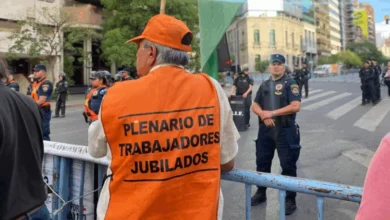 Jubilados y sindicalistas marchando juntos en la calle