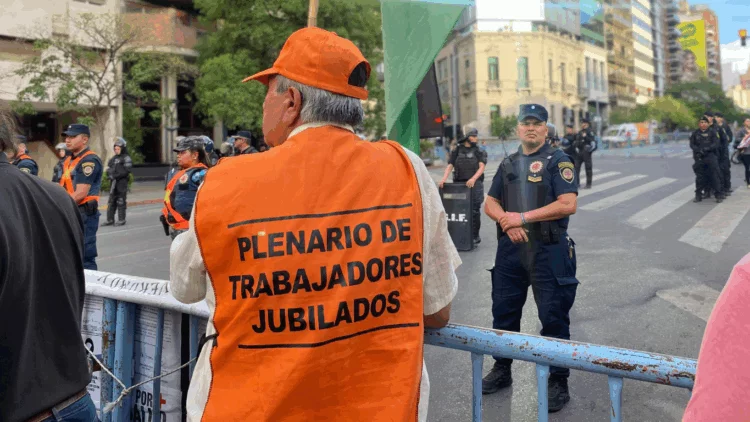 Jubilados y sindicalistas marchando juntos en la calle