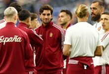 Imágenes de los jugadores de Francia y España en el campo de fútbol