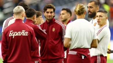 Imágenes de los jugadores de Francia y España en el campo de fútbol