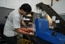 Imagen de un emprendedor trabajando en su negocio