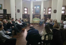 Persona con discapacidad en una silla de ruedas, con una expresión de tristeza y frustración