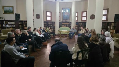 Persona con discapacidad en una silla de ruedas, con una expresión de tristeza y frustración