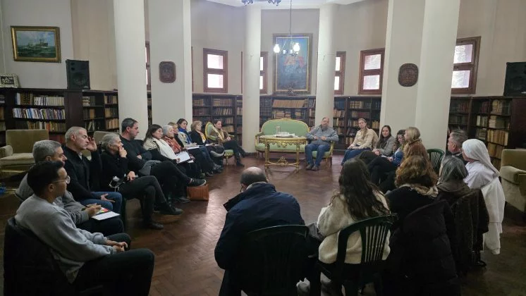 Persona con discapacidad en una silla de ruedas, con una expresión de tristeza y frustración