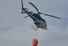 Helicóptero de la Dirección Provincial de Aeronáutica en vuelo sobre zonas de riesgo de incendios