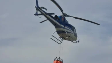 Helicóptero de la Dirección Provincial de Aeronáutica en vuelo sobre zonas de riesgo de incendios