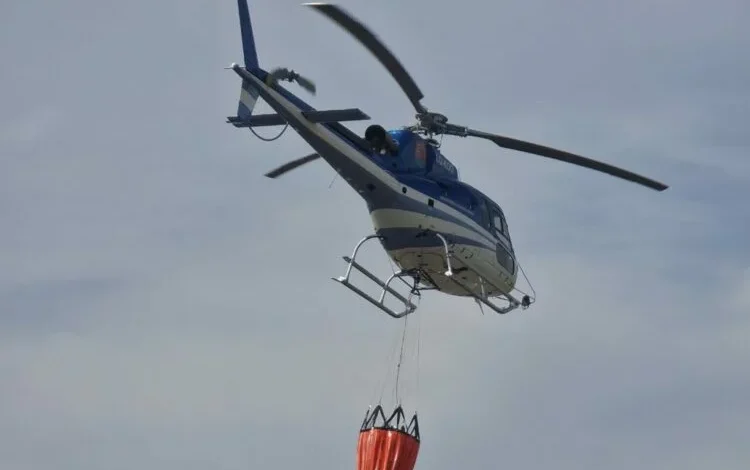 Helicóptero de la Dirección Provincial de Aeronáutica en vuelo sobre zonas de riesgo de incendios