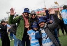 Imagen del estadio Mario Alberto Kempes con los jugadores de Los Pumas y la bandera argentina