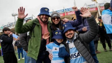 Imagen del estadio Mario Alberto Kempes con los jugadores de Los Pumas y la bandera argentina