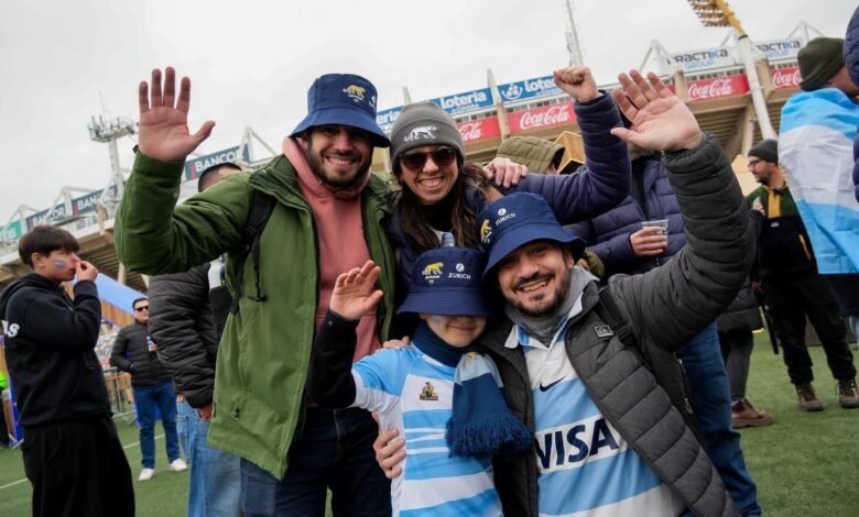 Imagen del estadio Mario Alberto Kempes con los jugadores de Los Pumas y la bandera argentina