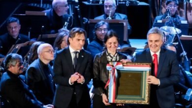Gobernador Llaryora en el Teatro Coliseo de Bell Ville durante los aniversarios de la Sociedad Italiana y el teatro.