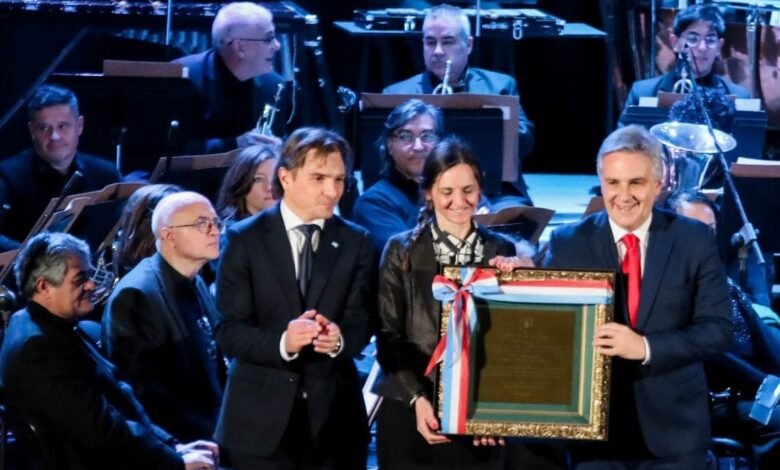 Gobernador Llaryora en el Teatro Coliseo de Bell Ville durante los aniversarios de la Sociedad Italiana y el teatro.