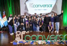 Estudiantes secundarios participando en acciones de limpieza del río Suquía