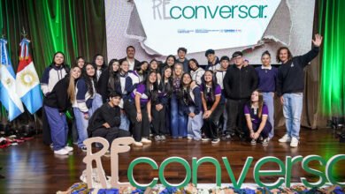 Estudiantes secundarios participando en acciones de limpieza del río Suquía