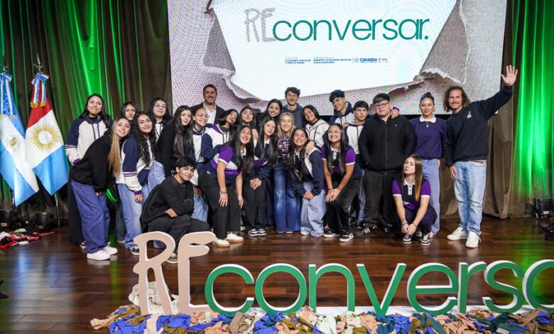 Estudiantes secundarios participando en acciones de limpieza del río Suquía