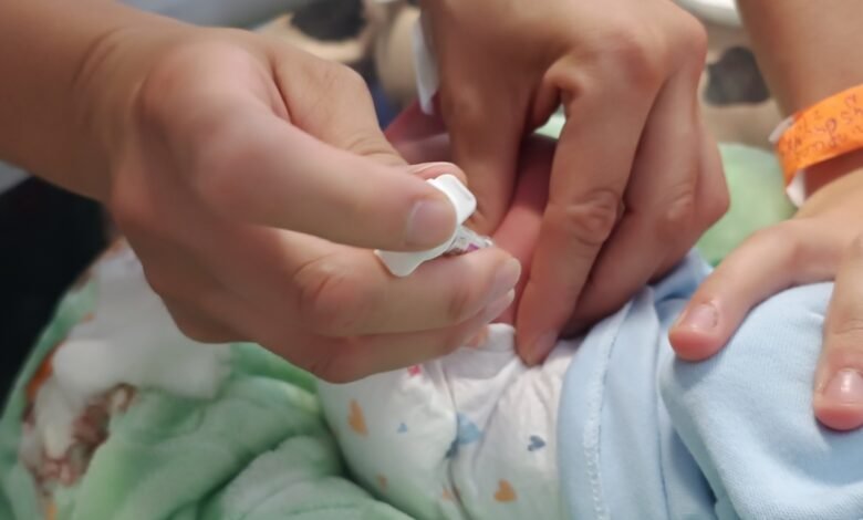 Recién nacido recibiendo atención médica