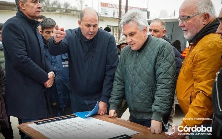 El gobernador Llaryora recorre el barrio Villa Unión para supervisar el avance de las obras