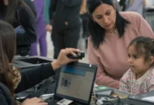 Personal de la Municipalidad de Córdoba atendiendo a vecinos en el Operativo DNI